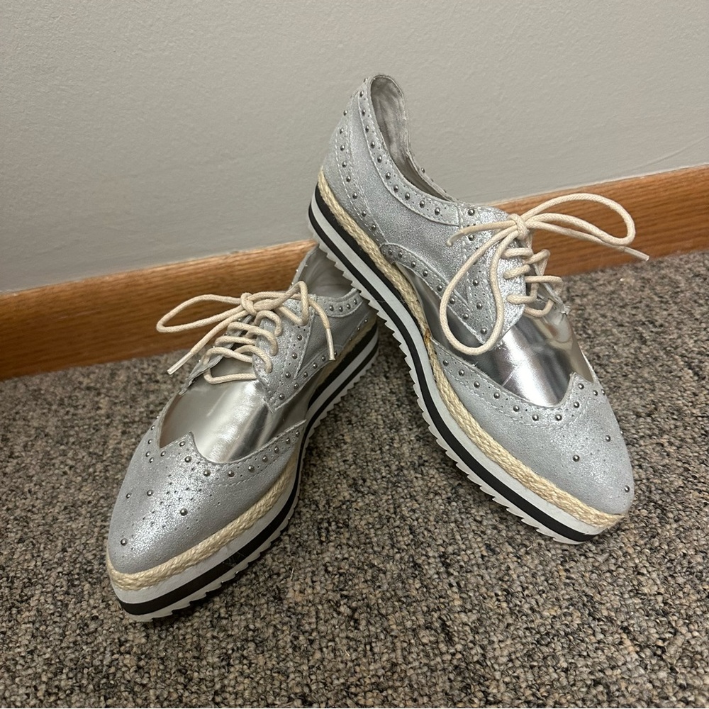 Vivi Women’s Size 6 Silver Metallic Bling Tie Up Oxford Slip Ons Shoes